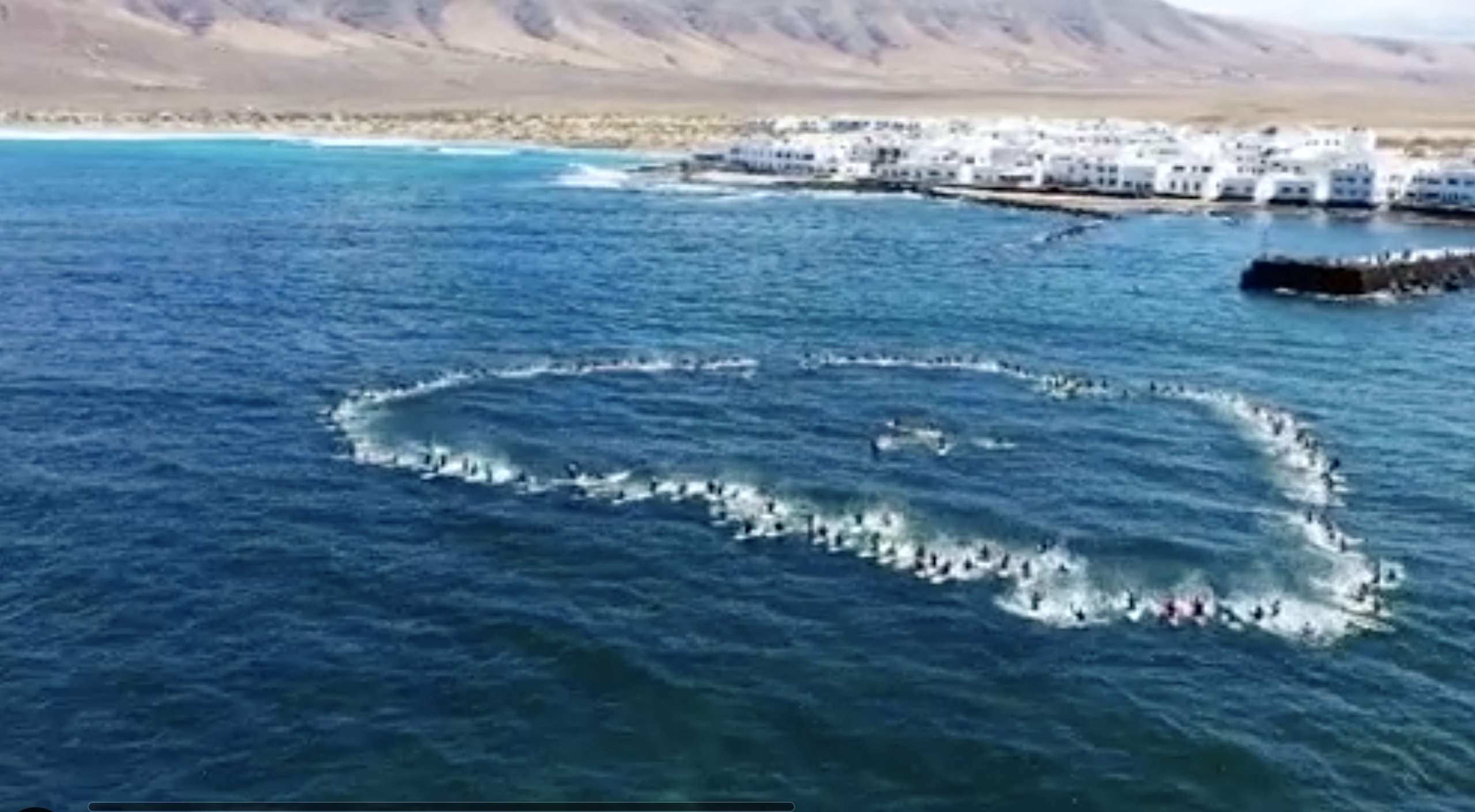 La comunidad de surfistas de Lanzarote durante el homenaje a Didier Willow. /Foto: Vince Cooke