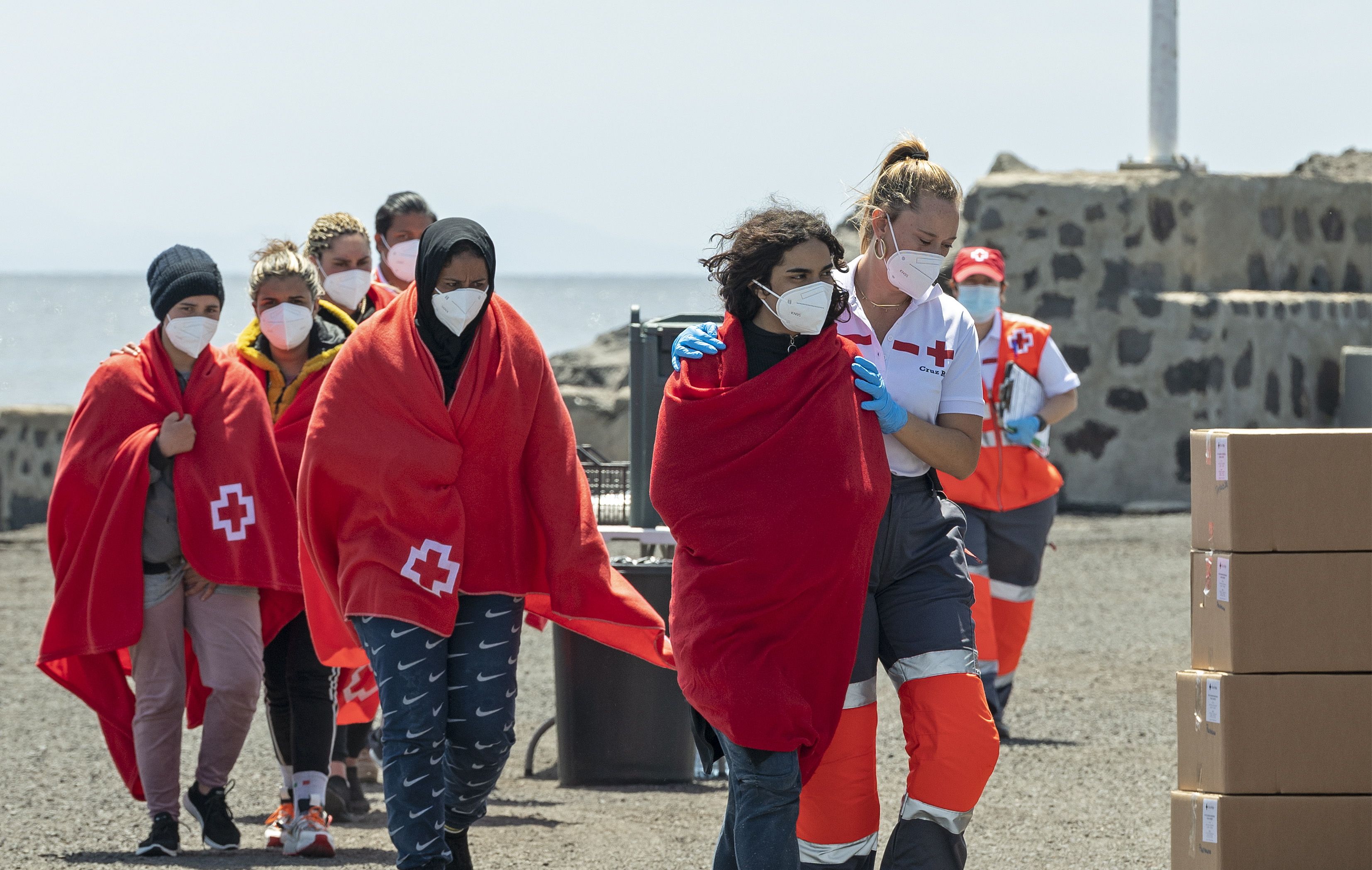 Personas migrantes llegadas al muelle de Arrecife tras ser rescatadas de dos pateras en la Ruta Canaria el pasado jueves 27 de abril. EFE/Adriel Perdomo