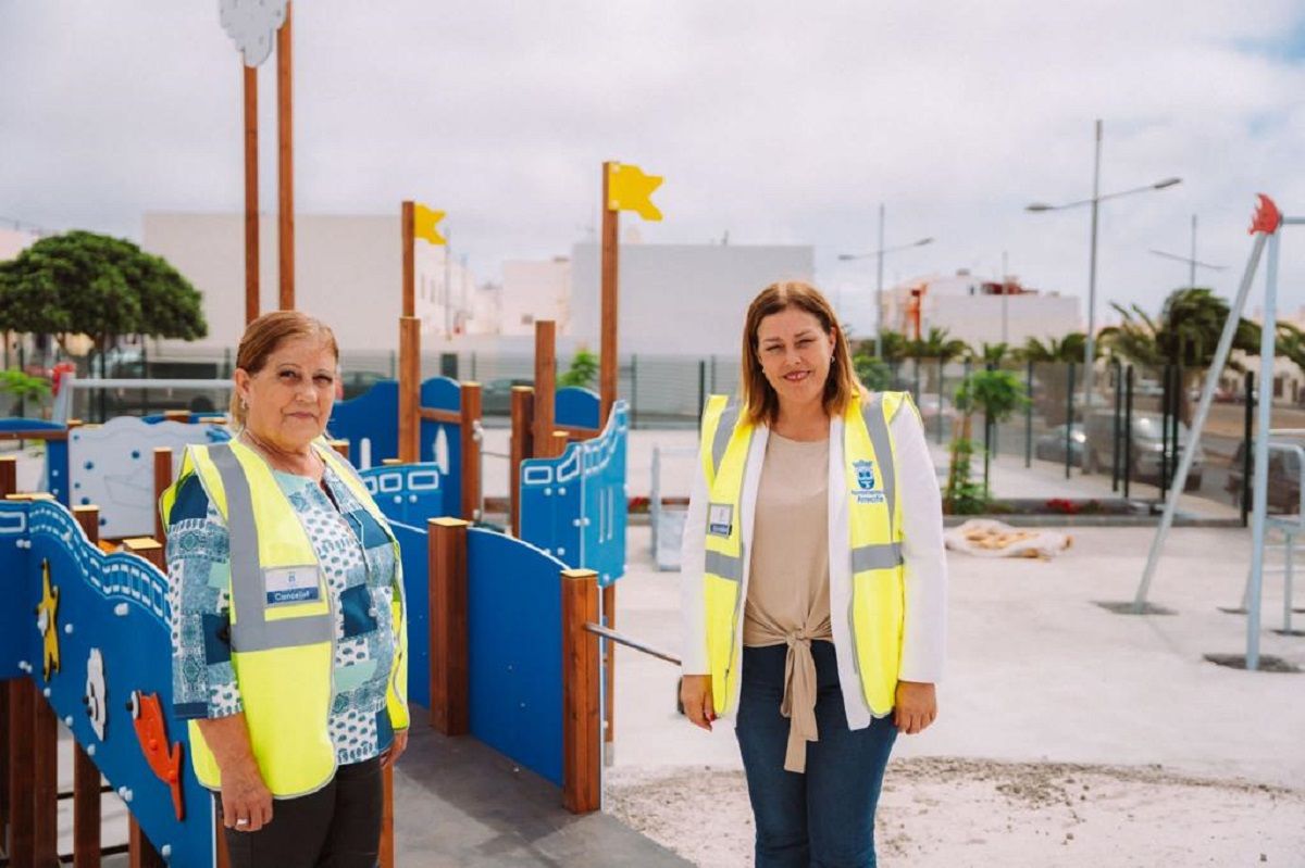 Astrid Pérez y Ángela Hernández en un parque infantil de Arrecife