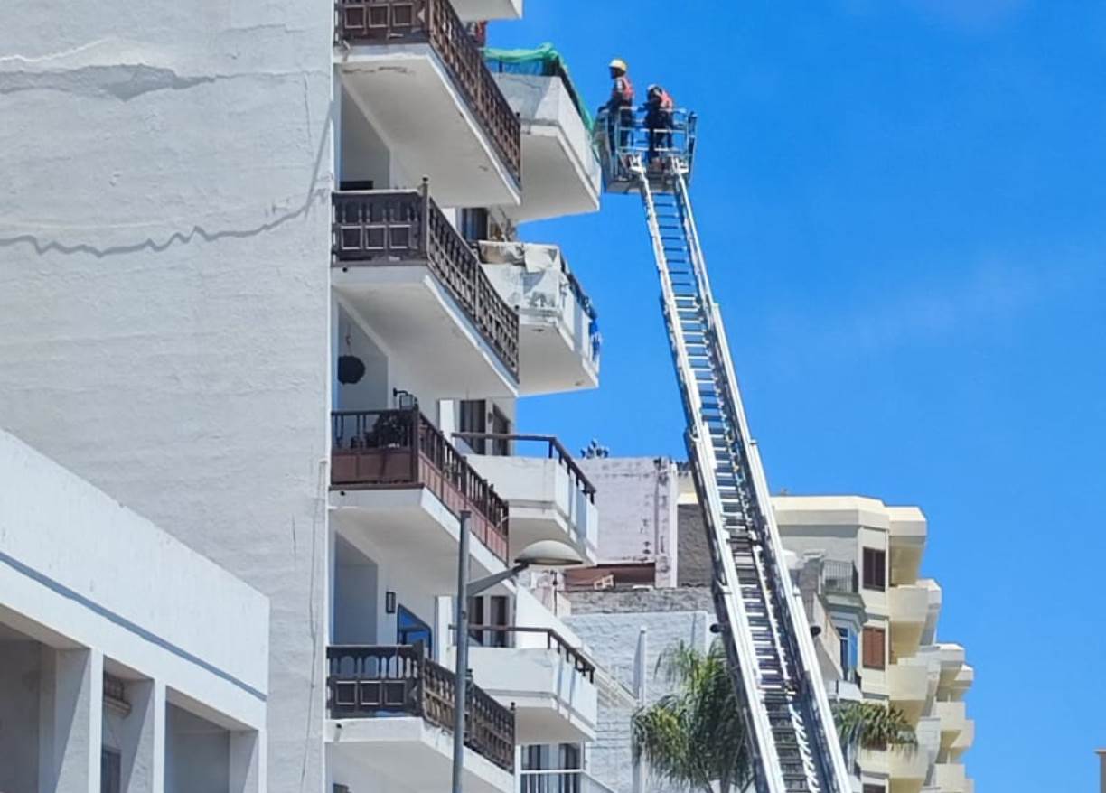 Bomberos actuando en un edificio de Arrecife