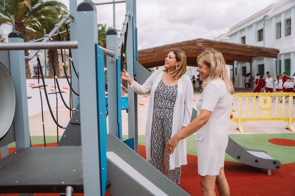 Astrid Pérez y Saro González en un colegio de Arrecife