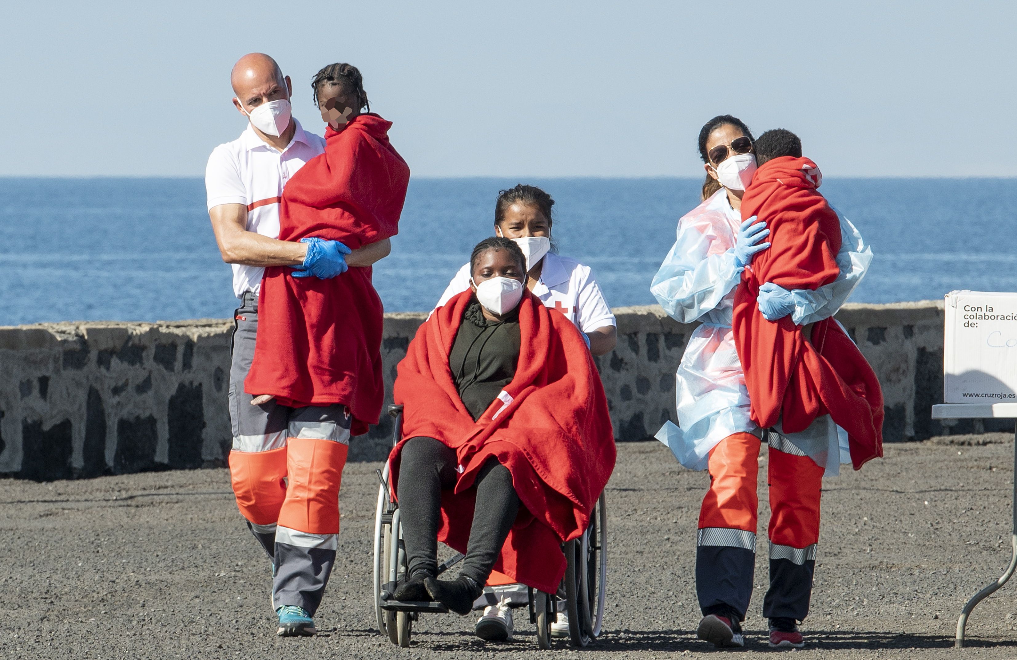 Salvamento Marítimo rescató el 28 de abril a 41 personas de origen subsahariano, entre ellas cuatro mujeres, una niña y un bebé, cuando viajaban al sureste de la isla en una embarcación neumática. EFE/Adriel Perdomo