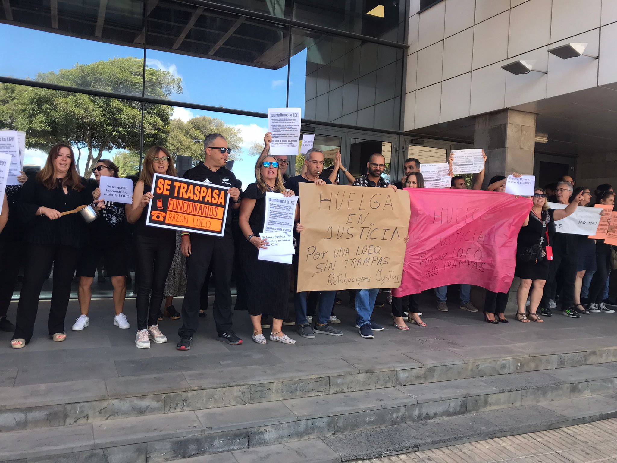 Funcionarios de la Administración de Justicia durante la concentración de este jueves en Arrecife. Foto: José Luis Carrasco