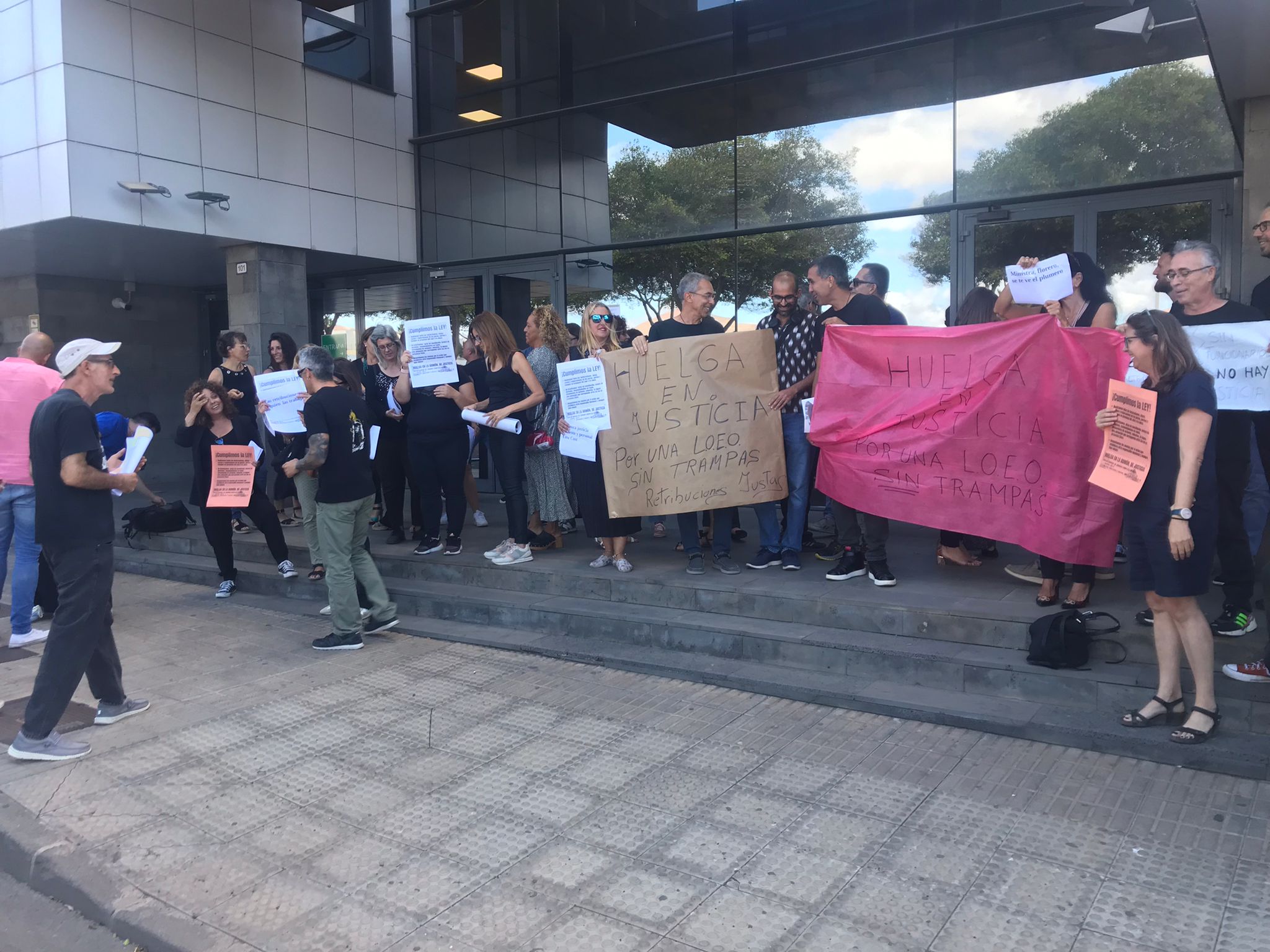 Funcionarios de la Administración de Justicia durante la concentración de este jueves en Arrecife. Foto: José Luis Carrasco Funcionarios de la Administración de Justicia durante la concentración de este jueves en Arrecife. Foto: José Luis Carrasco