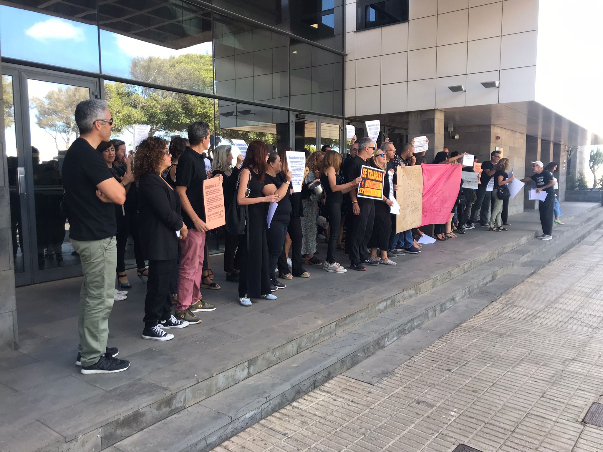 Funcionarios de la Administración de Justicia durante la concentración de este jueves en Arrecife. Foto: José Luis Carrasco Funcionarios de la Administración de Justicia durante la concentración de este jueves en Arrecife. Foto: José Luis Carrasco