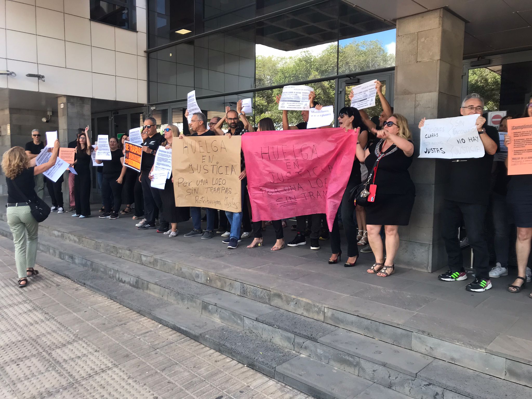 Funcionarios de la Administración de Justicia durante la concentración de este jueves en Arrecife. Foto: José Luis Carrasco Funcionarios de la Administración de Justicia durante la concentración de este jueves en Arrecife. Foto: José Luis Carrasco