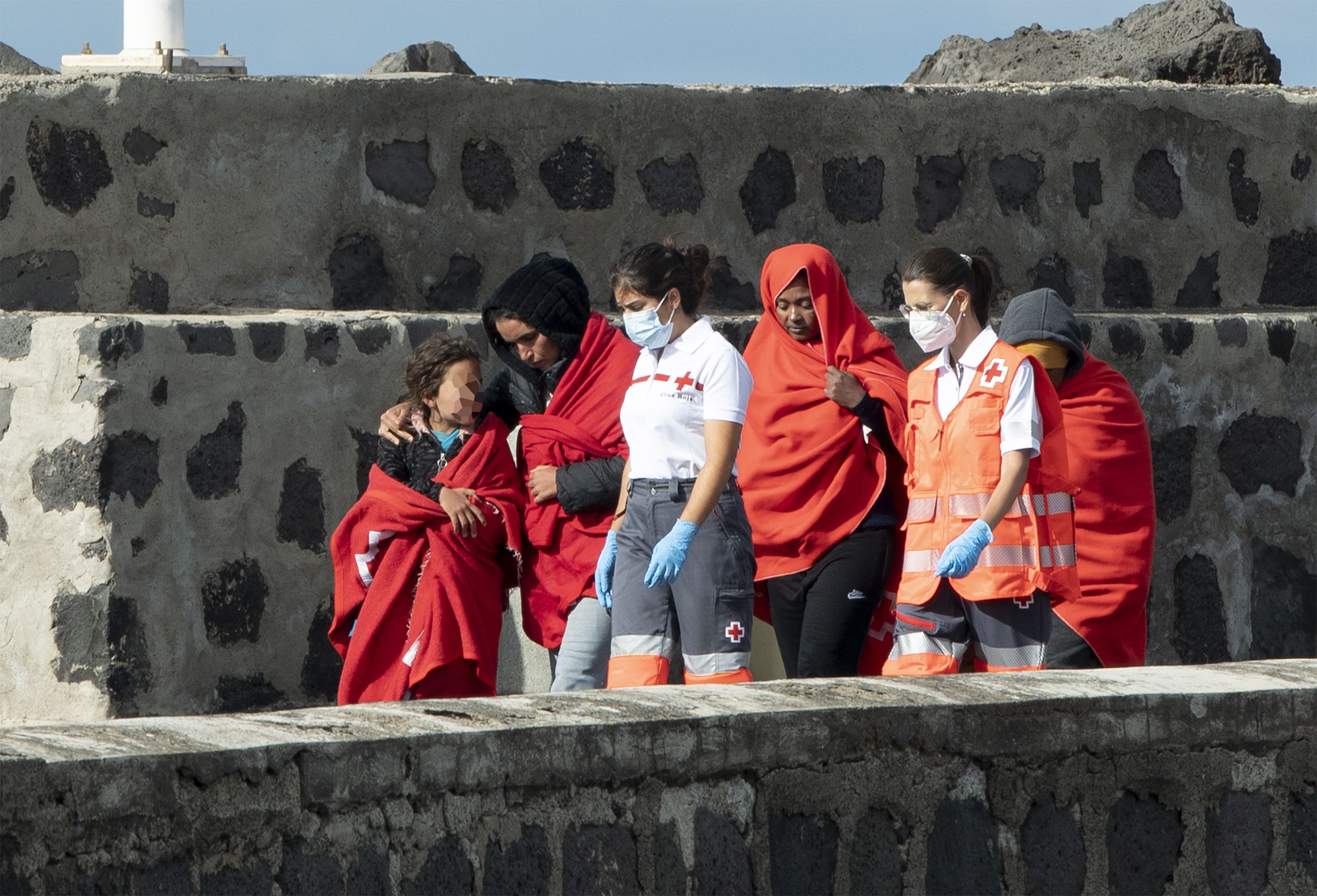 Salvamento Marítimo ha rescatado este jueves a 47 inmigrantes de origen subsahariano y magrebí que intentaban llegar a la isla en una neumática, entre ellas tres mujeres y una niña. EFE/Adriel Perdomo