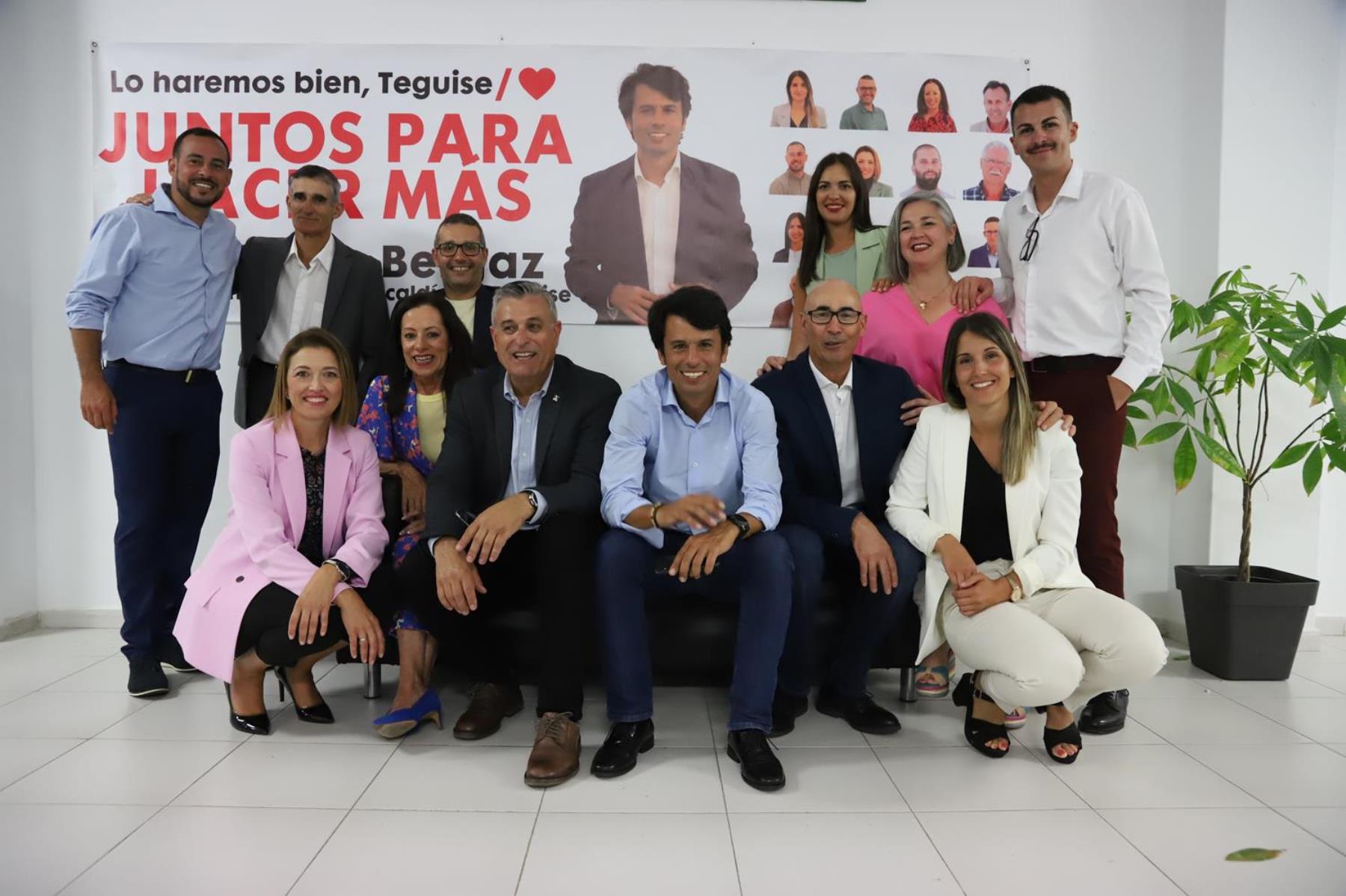 Marcos Bergaz presentando su candidatura con su equipo del PSOE