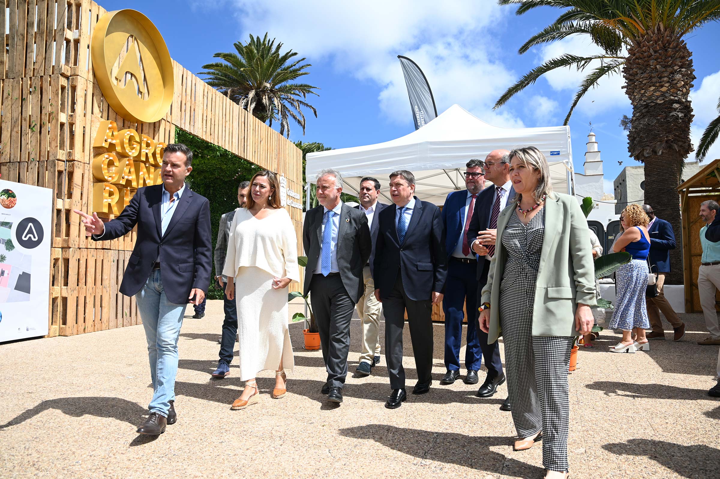 El presidente de Canarias, Ángel Víctor Torres; el ministro de Agricultura, Pesca y Alimentación, Luis Planas; la consejera Alicia Vanoostende, y la presidenta del Cabildo lanzaroteño, Dolores Corujo, asisten a la inauguraa