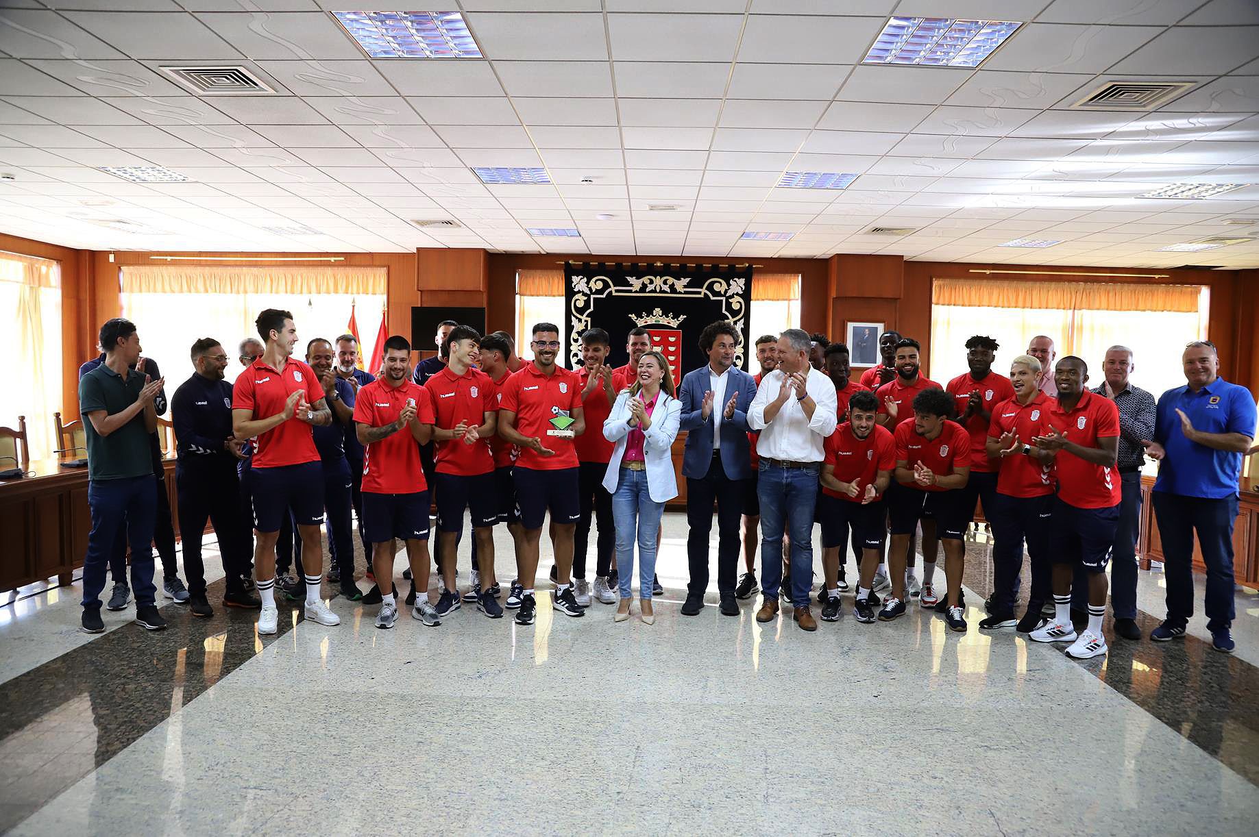 La plantilla, el equipo técnico y la dirección de la UD Lanzarote en una visita al Cabildo. 