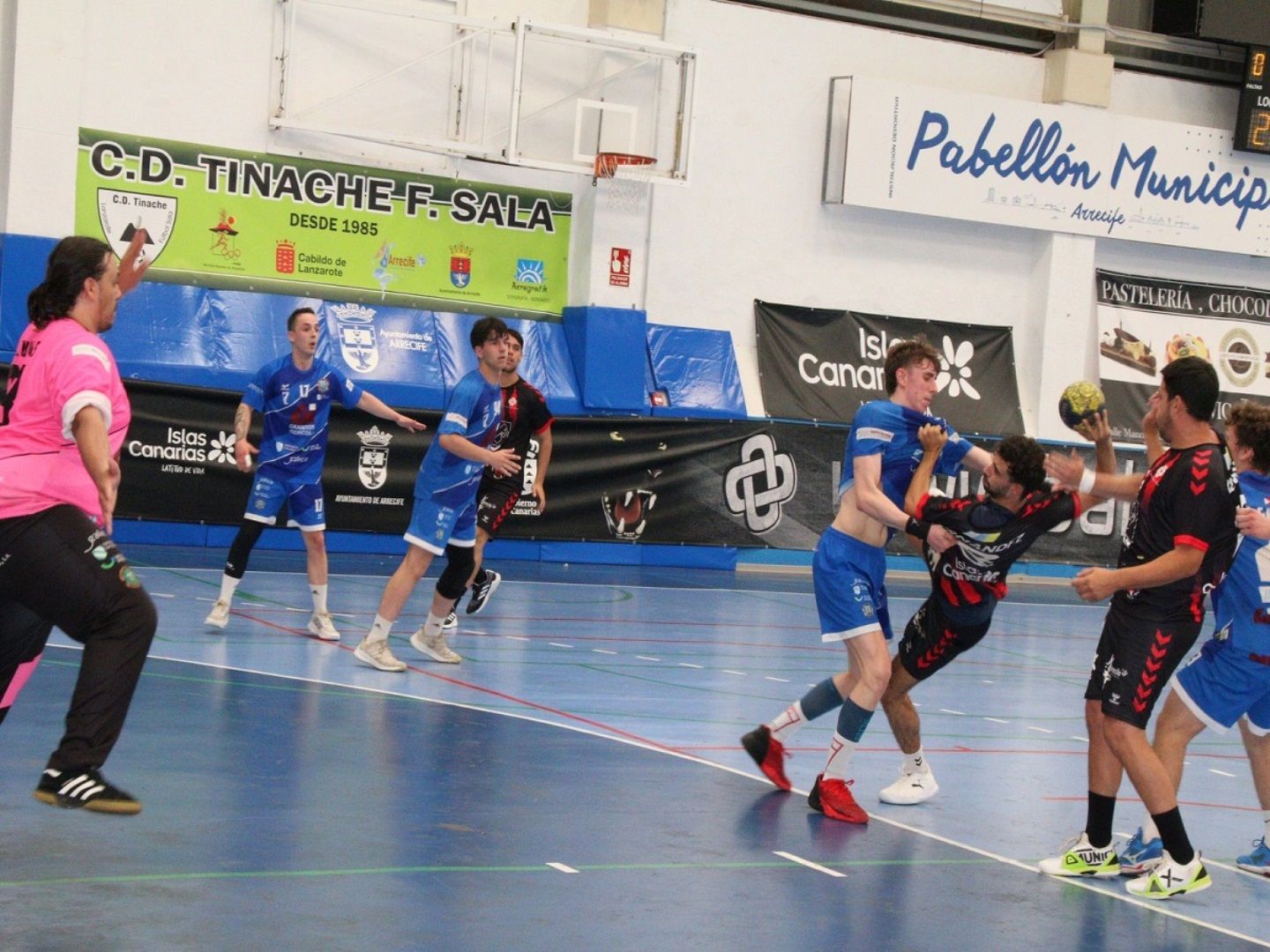 Partido de balonmano entre el LandBit Lanzarote San José Obrero y el Granitos Ibéricos Carballal Balonmano