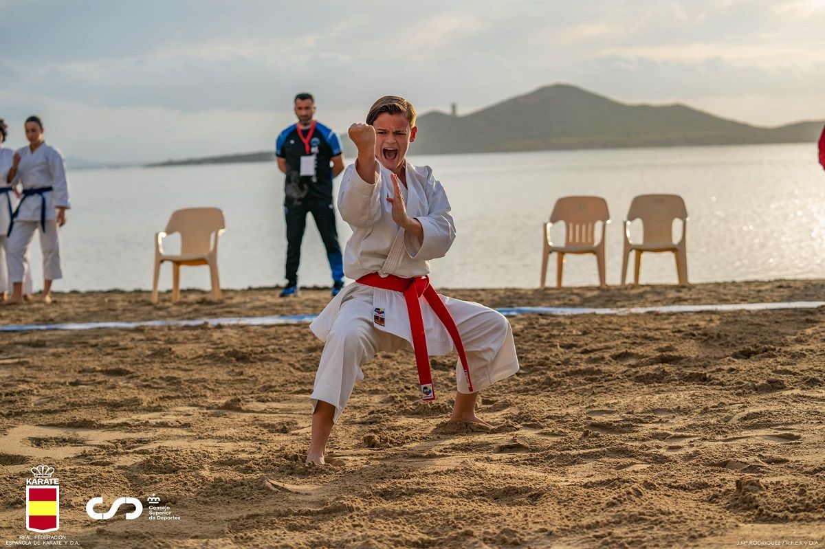 Amelie Yaiza Skiba en la competición de España de Karate Playa Internacional