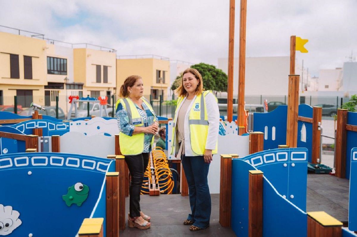 Ástrid Pérez y Ángela Hernández en parques infantiles de Arrecife