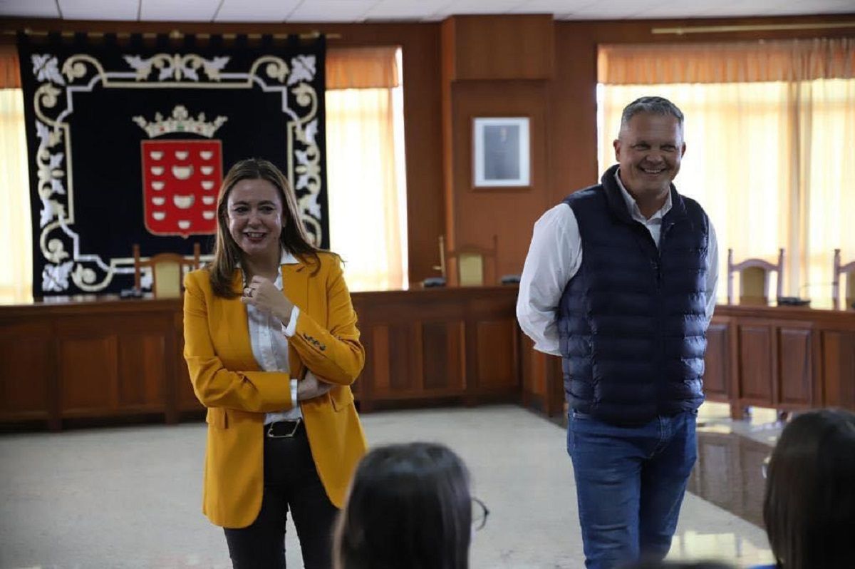 María Dolores Corujo y Alfredo Mendoza en el Cabildo de Lanzarote