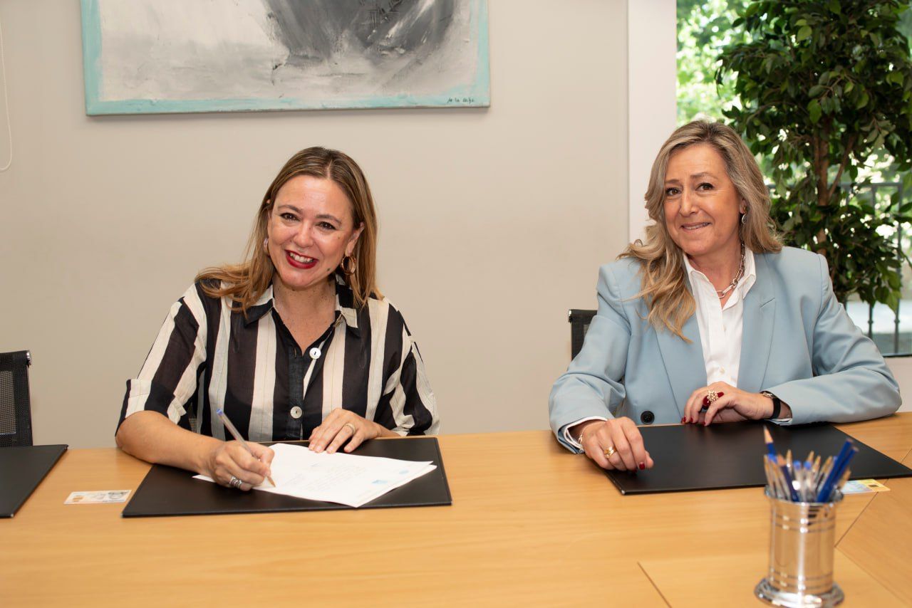 La presidenta del Cabildo de Lanzarote, María Dolores Corujo, durante la firma por las 70 viviendas de Valterra. Foto: Cabildo de Lanzarote.