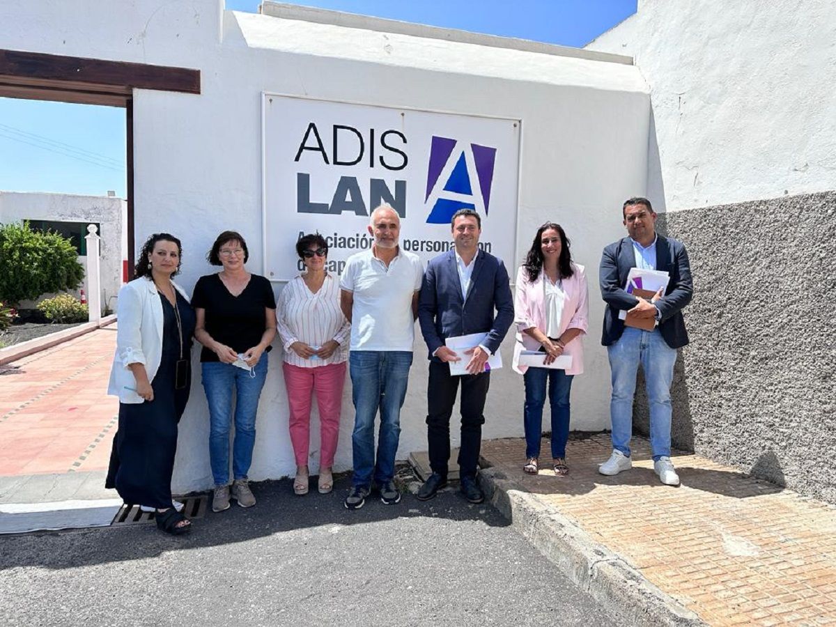 Óscar Noda y Daisy Villalba y el candidato Yoné Caraballo 