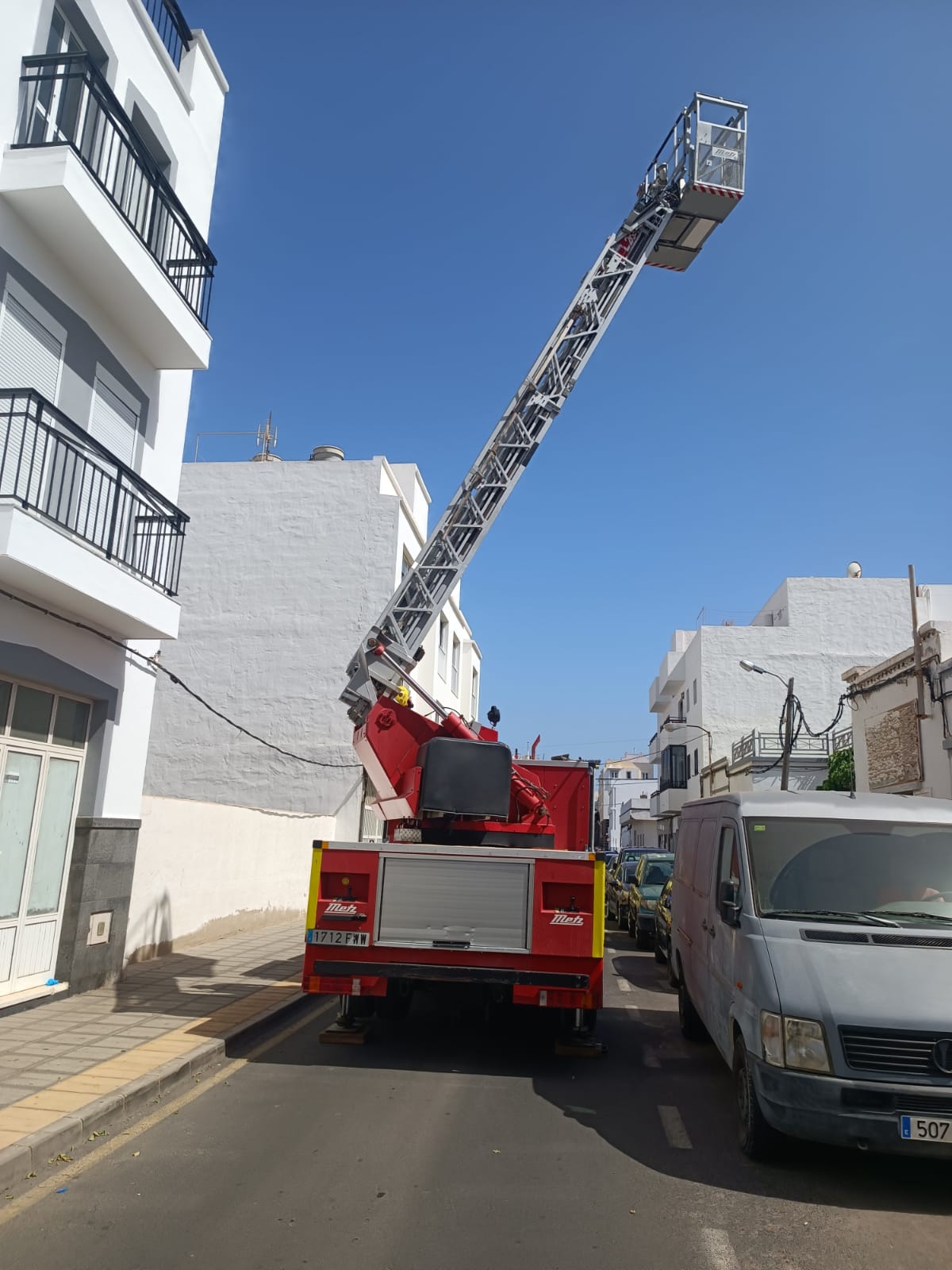 Los bomberos en el momento del rescate.