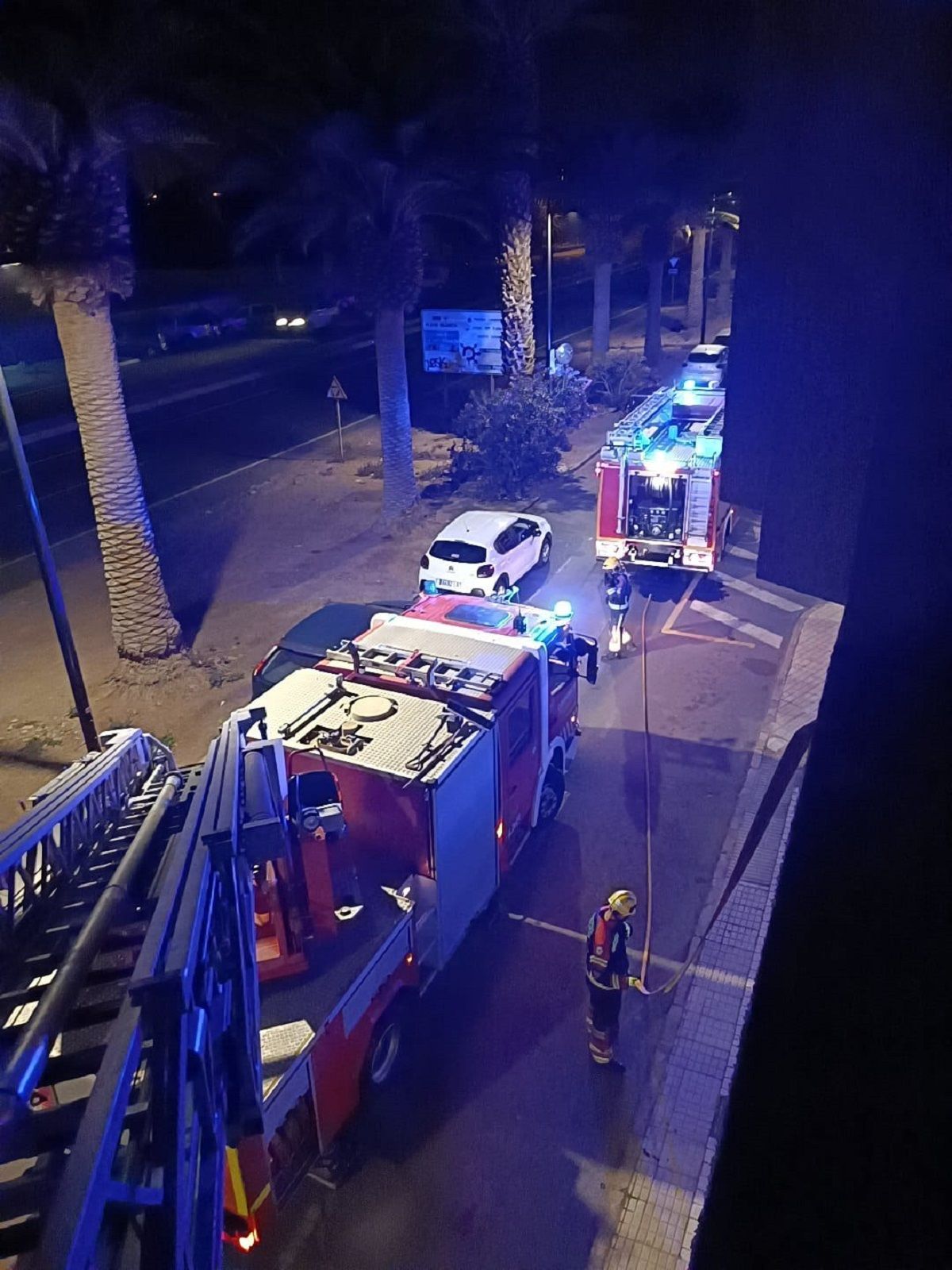 Los bomberos extinguen un pequeño conato de incendio en la terraza de una vivienda de Arrecife