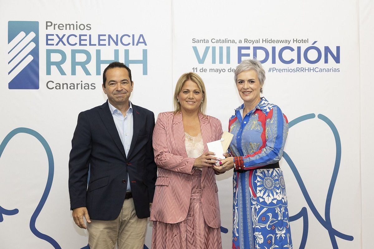 Davinia Dominguez and Virginia Avila were in charge of collecting the award