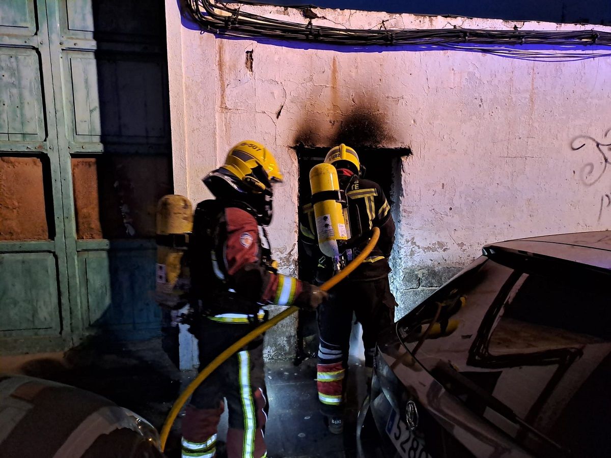 Los bomberos apagando el incendio en una casa abandonada en Arrecife