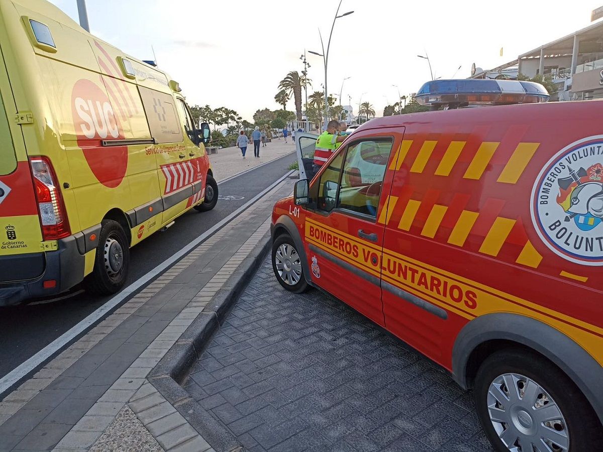 Atendido un hombre tras salirse de la vía con su coche en Puerto del Carmen