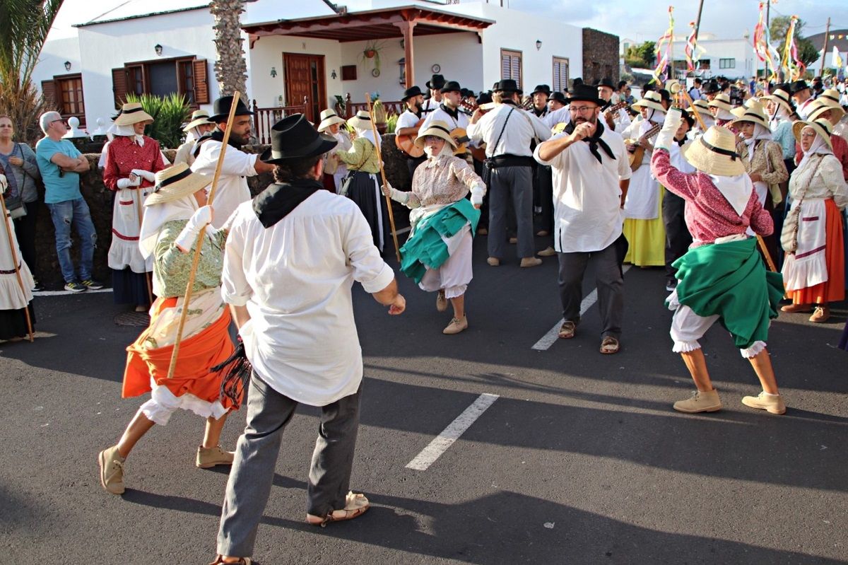 Uga junta tradición ganadera y espíritu festivo en la calle con su romería