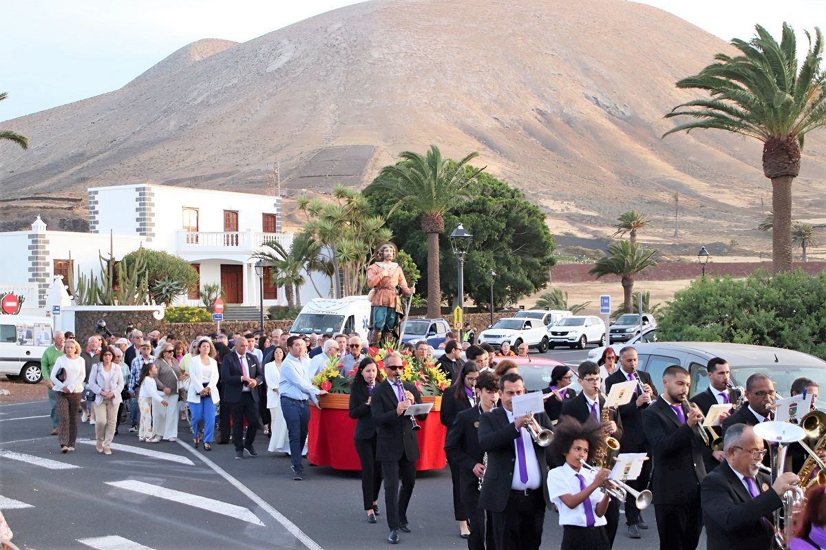 Procesión en Uga en honra a San Isidro Labrador por el "Día Grande del pueblo"