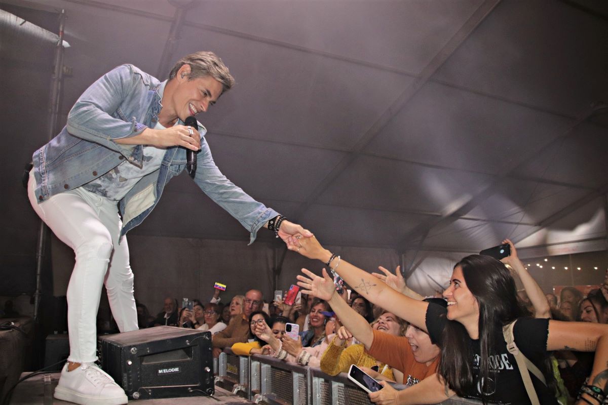 Carlos Baute cantando en la carpa de Uga