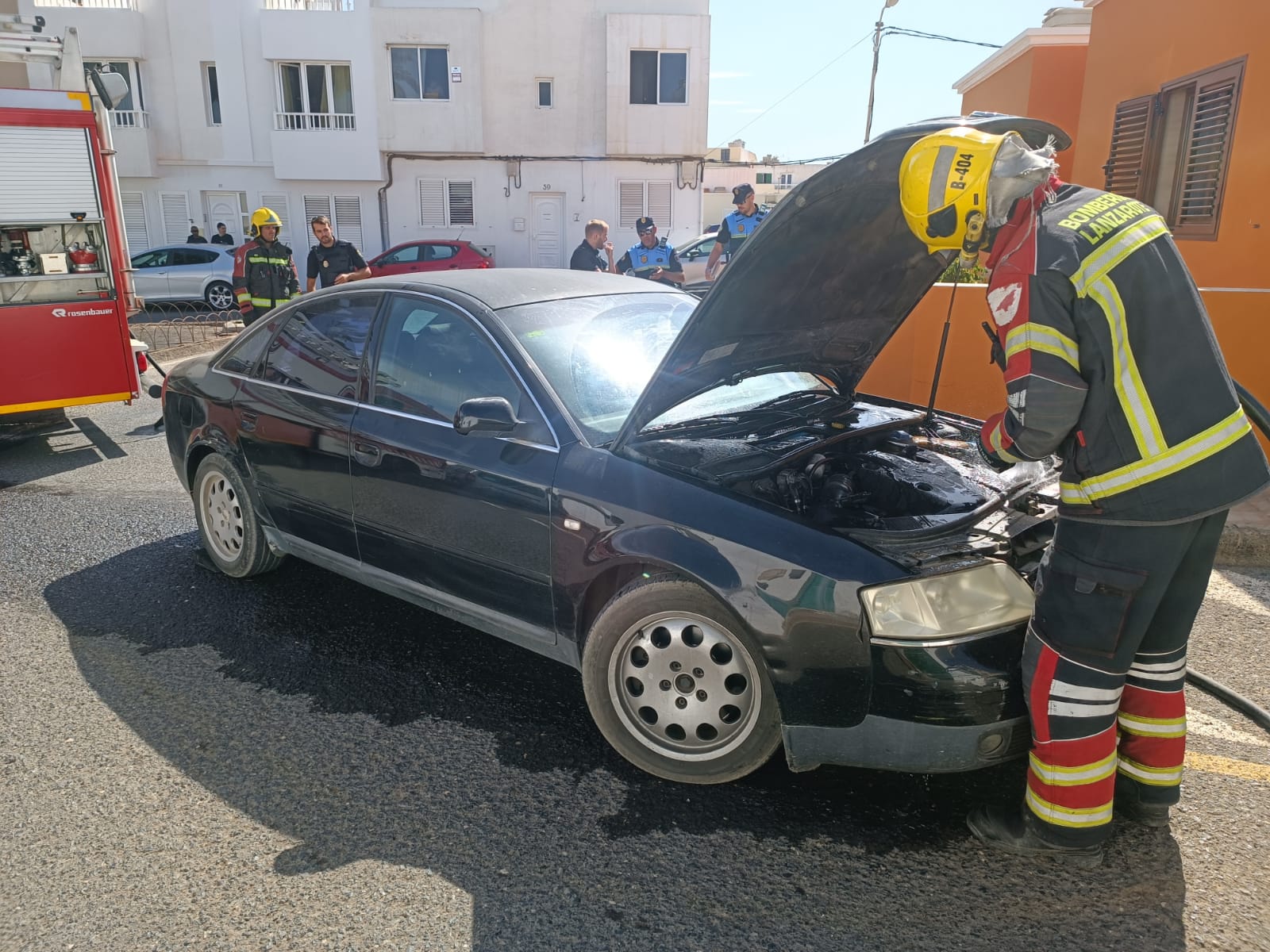 Los bomberos apagando el incendio de un vehículo en Arrecife. Foto: Cecoes.