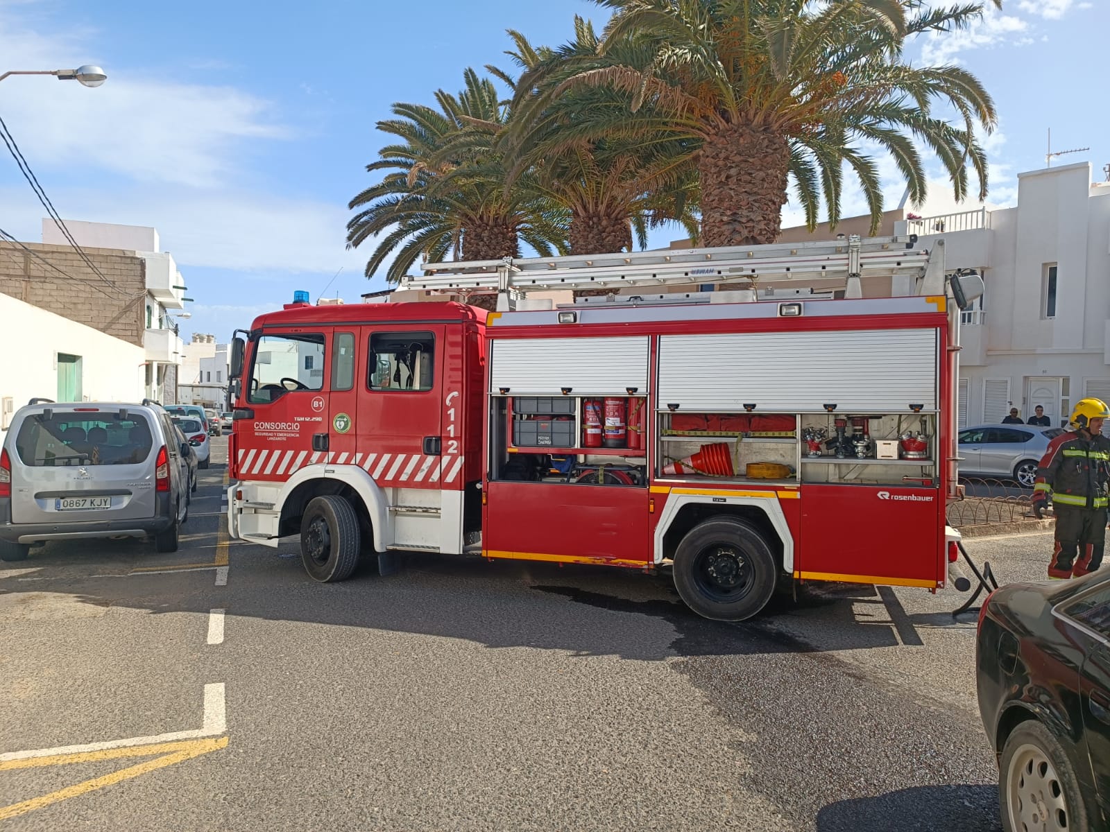 El camión de bomberos que sofocó el incendio en la calle Mario Benedetti de Arrecife