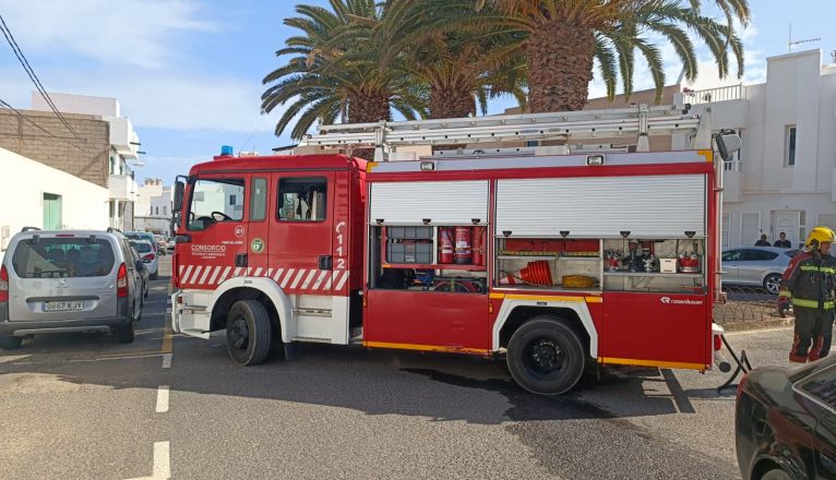 El camión de bomberos que sofocó el incendio en la calle Mario Benedetti de Arrecife