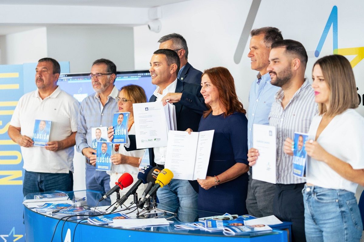 Oswaldo Betancort y su equipo de Coalición Canaria: Jesús Machín, Ascensión Toledo, Marciano Acuña y Alicia Páez