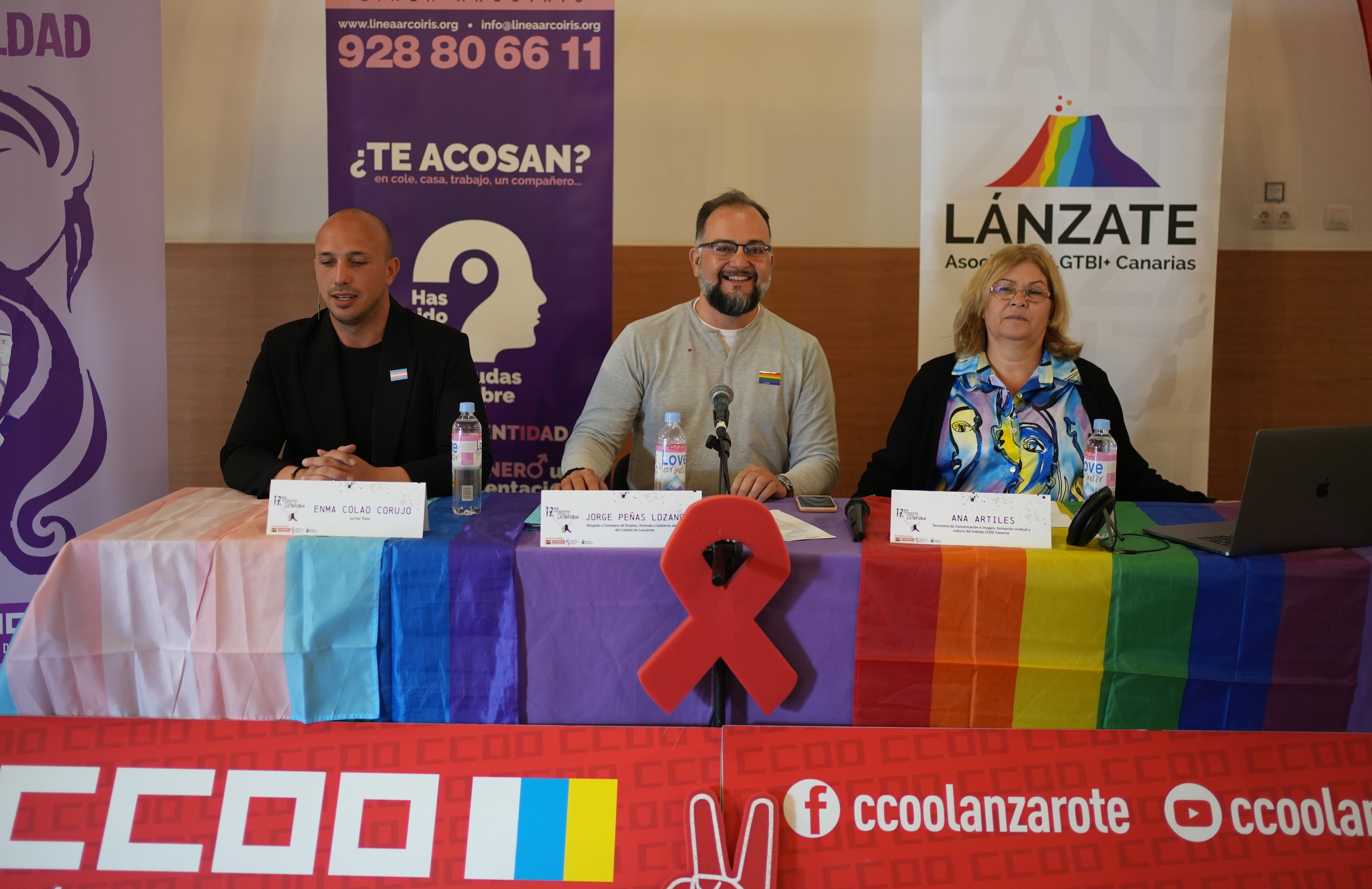 La jurista trans Emma, junto al consejero de Empleo, Vivienda y Gobierno Abierto del Cabildo de Lanzarote, Jorge Peñas y la secretaria de Comunicación, Formación Sindical y Cultura del Trabajo en Canarias, Ana Artiles. Foto: Cabildo de Lanzarote.