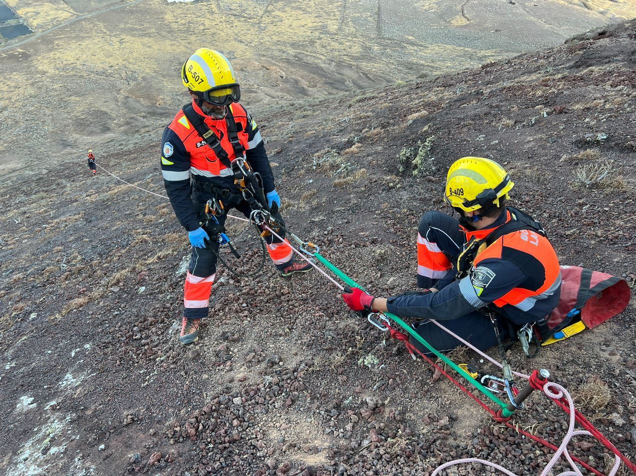 Los bomberos rescatan a dos senderistas atrapados en una montaña