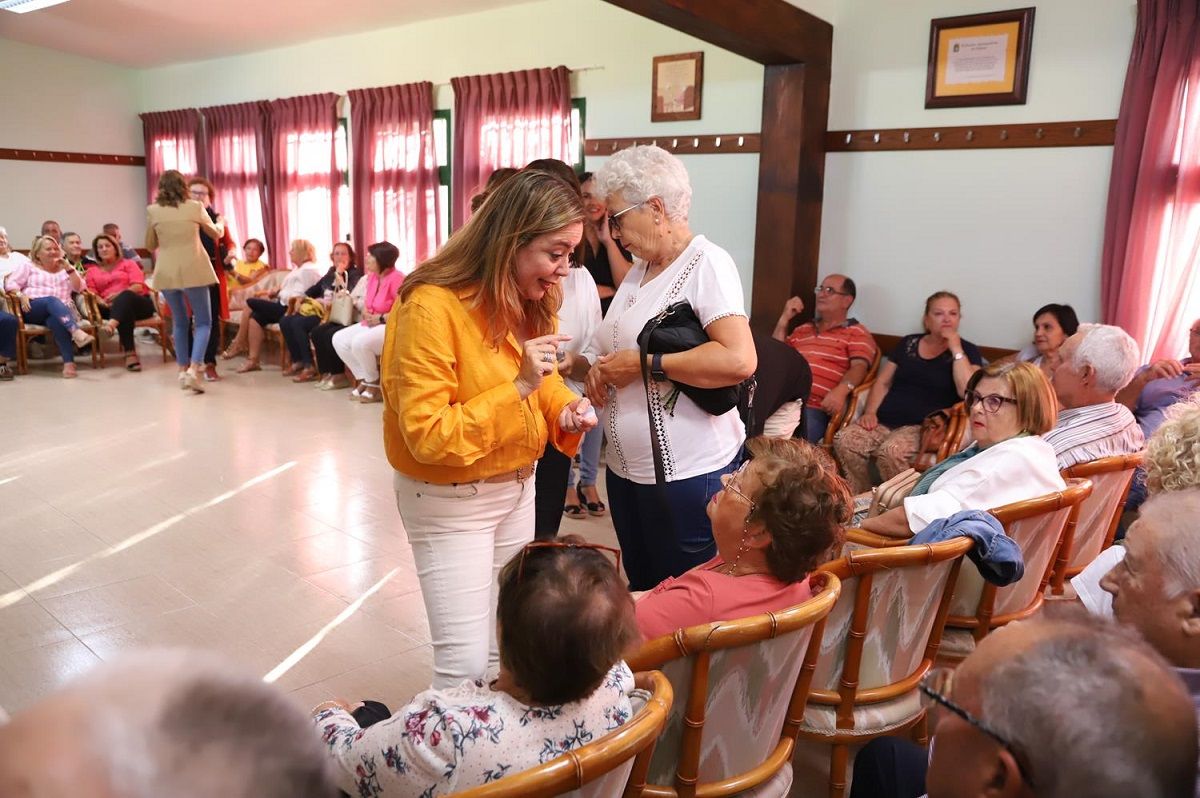 Loli Corujo con los mayores de Tías