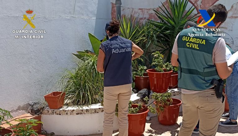 Los agentes de la Guardia Civil en la vivienda de Tahiche