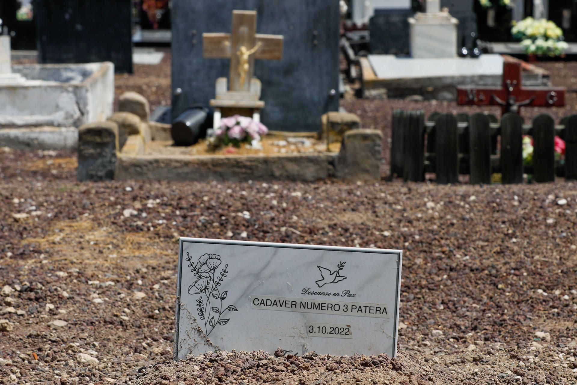 "Cadáver número tres". Sepultura en el cementerio de San Lázaro, en Las Palmas de Gran Canaria, de uno de los inmigrantes cuyo cadáver permanecía a bordo de la neumática de Fofana V. EFE/Elvira Urquijo Á.