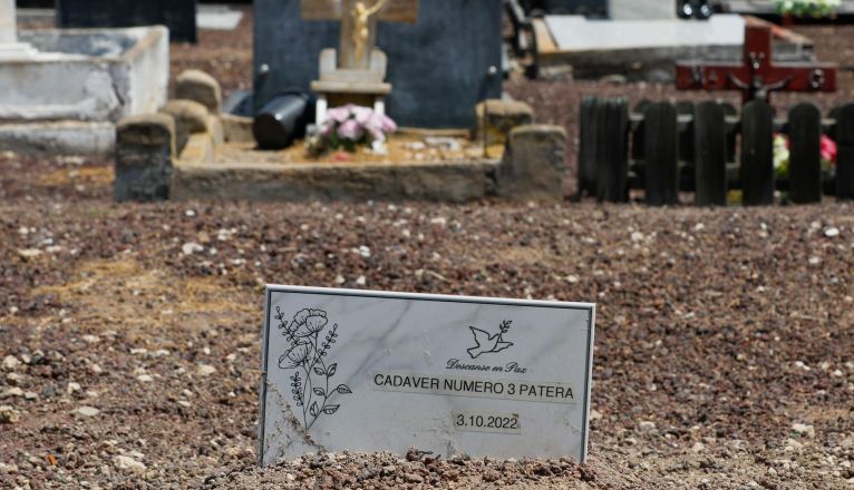 Sepultura en el cementerio de San Lázaro, en Las Palmas de Gran Canaria, de uno de los inmigrantes cuyo cadáver permanecía a bordo de la neumática de Fofana V. EFE/Elvira Urquijo Á.