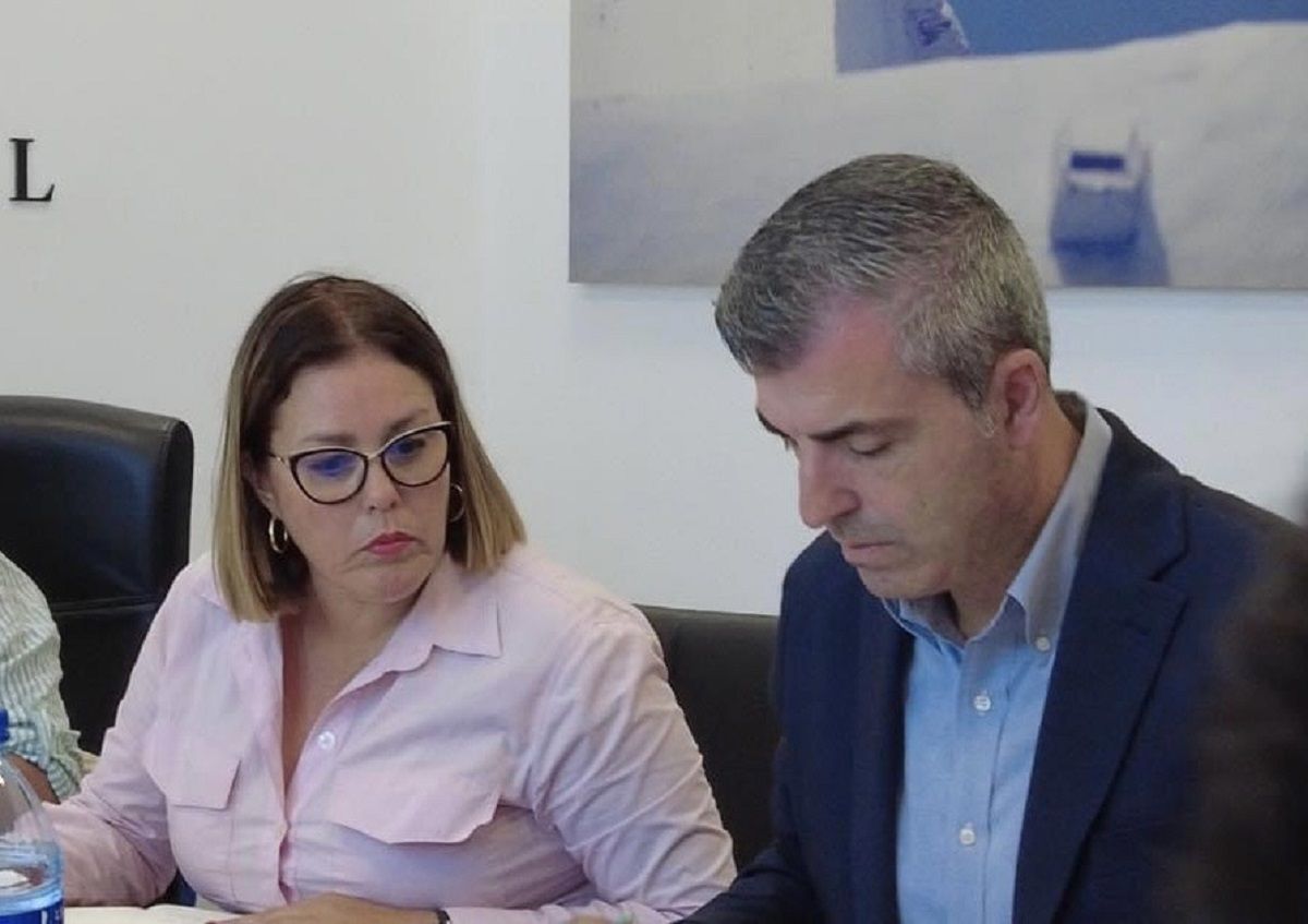 Astrid Pérez junto al presidente del Partido Popular en Canarias, Manuel Domínguez, en una imagen de archivo.