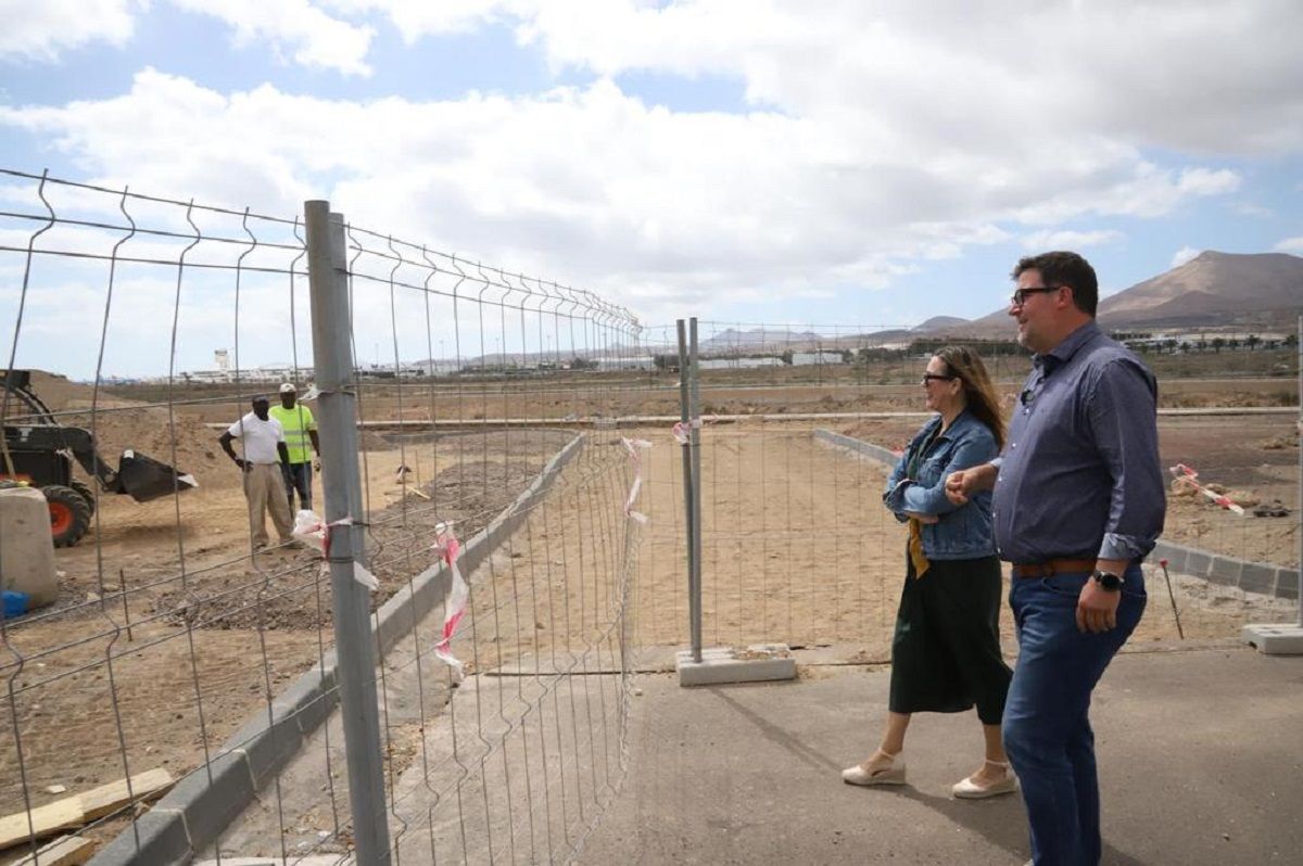 María Dolores Corujo y Isidro Pérez viendo las obras del Parque Urbano de Playa Honda