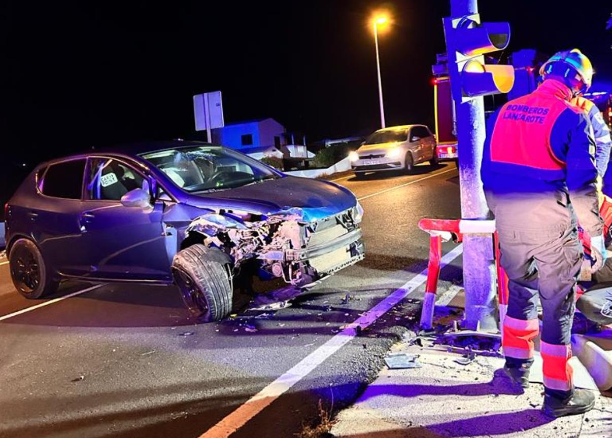 Un coche impacta contra un semáforo en Montaña Blanca