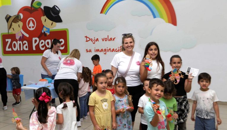 Algunos pàrticipantes en el primer día de talleres infantiles del Día de Canarias 2023 en el Eurospar de Altavista