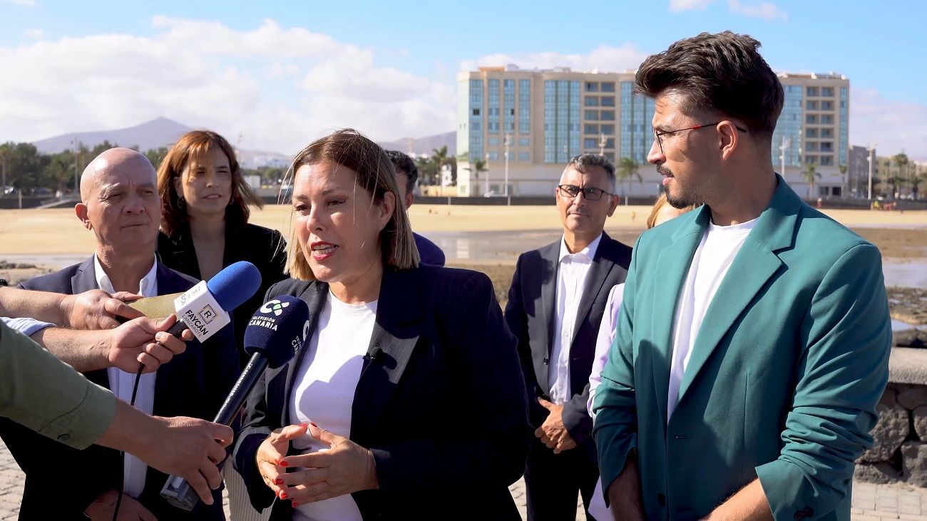 Ástrid Pérez atendiendo a los medios de comunicación en Arrecife