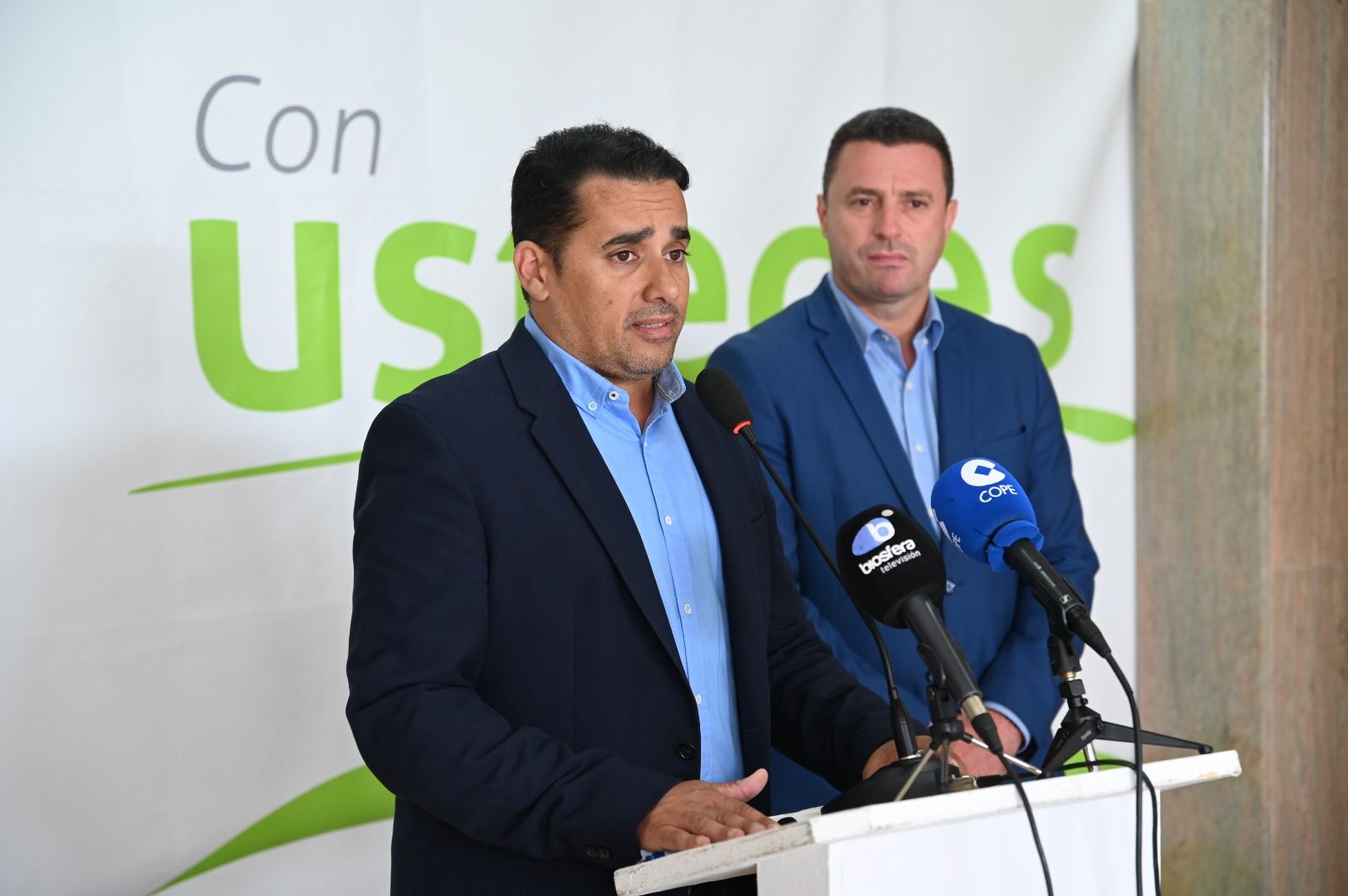 Los candidatos de Nueva Canarias Yoné Caraballo (i) y Óscar Noda (d). Foto: Nueva Canarias Lanzarote.