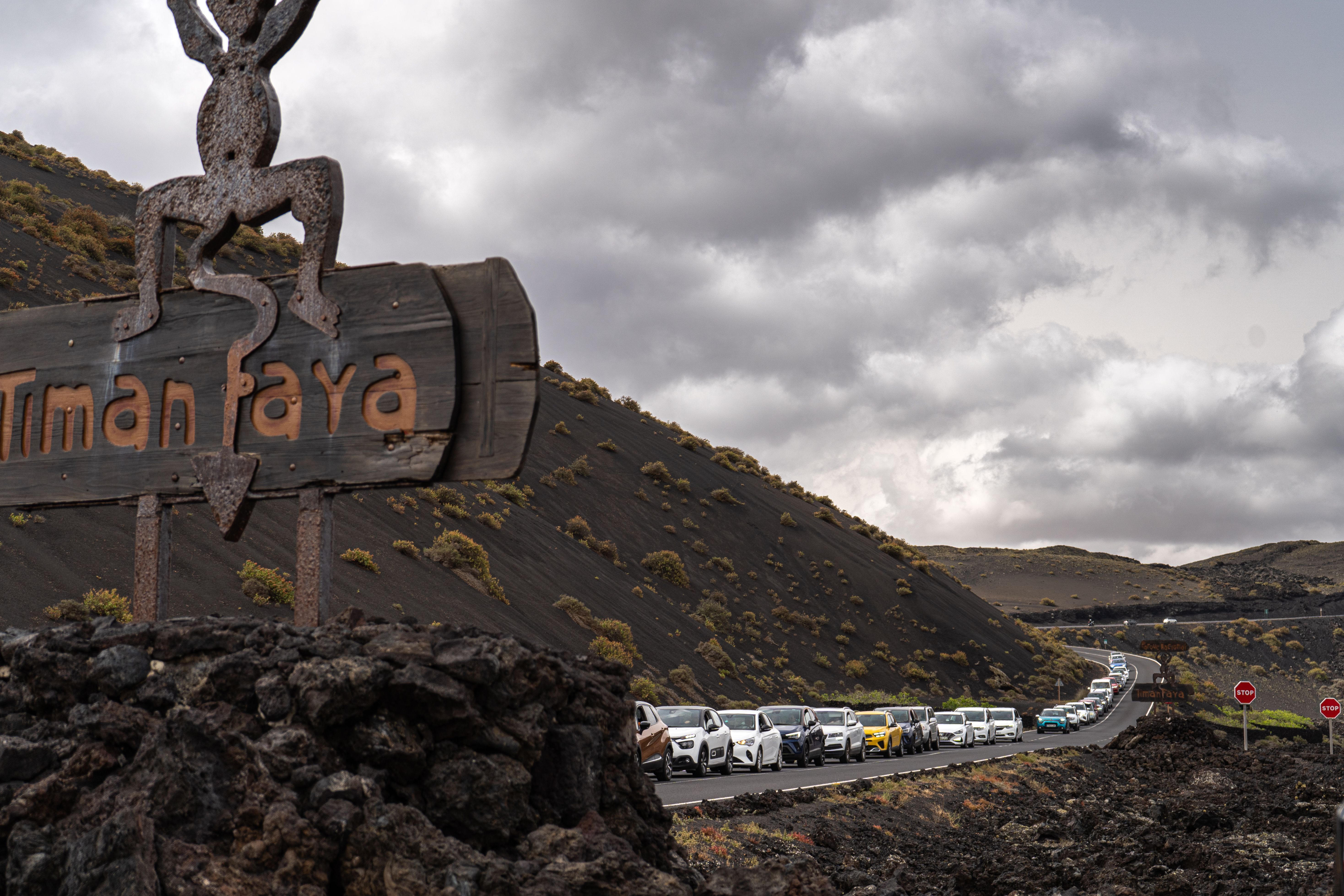 Cola de vehículos en Timanfaya. Foto: Andrea Domínguez Torres.