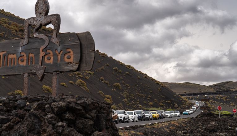 Cola de vehículos en Timanfaya. Foto: Andrea Domínguez Torres.