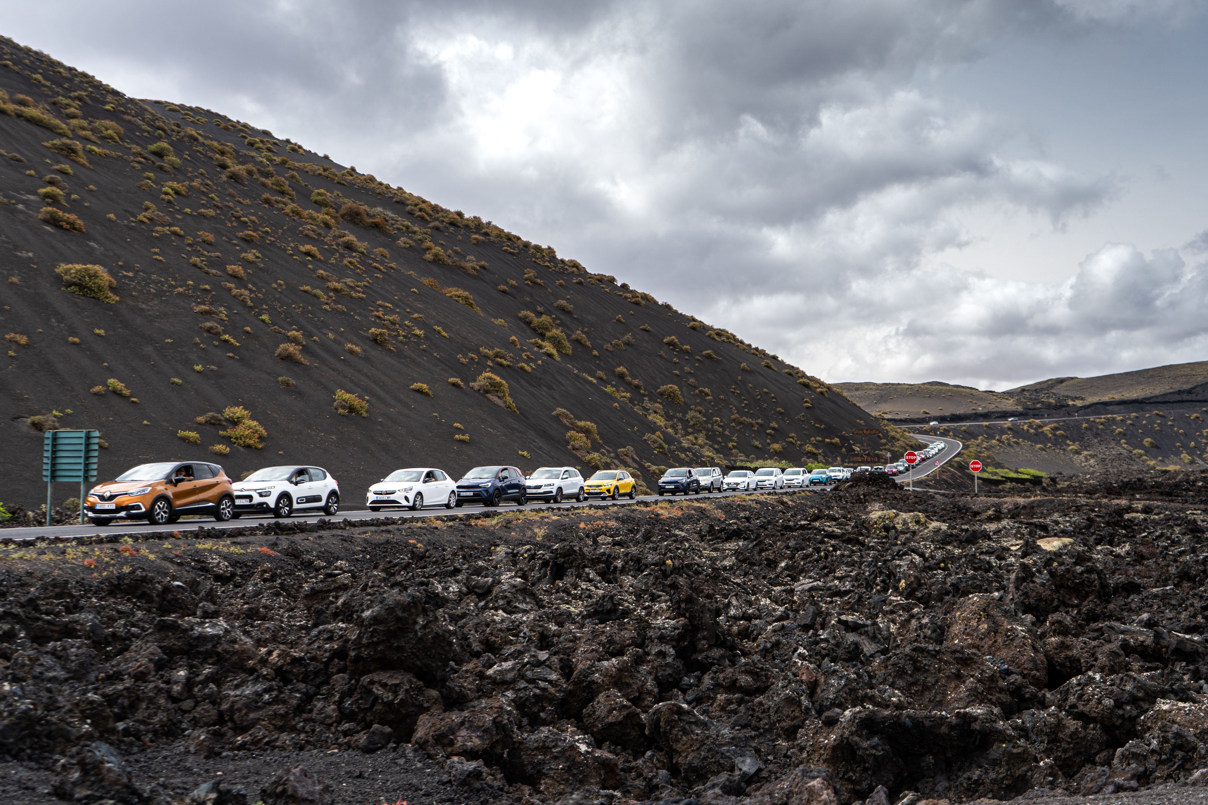 Cola de vehículos para entrar en Timanfaya. Foto: Andrea Domínguez Torres.