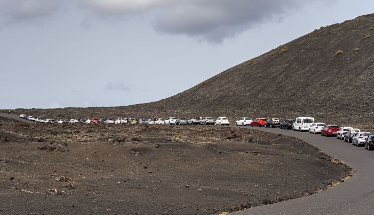 Cola de vehículos en Timanfaya. Foto: Andrea Domínguez Torres.