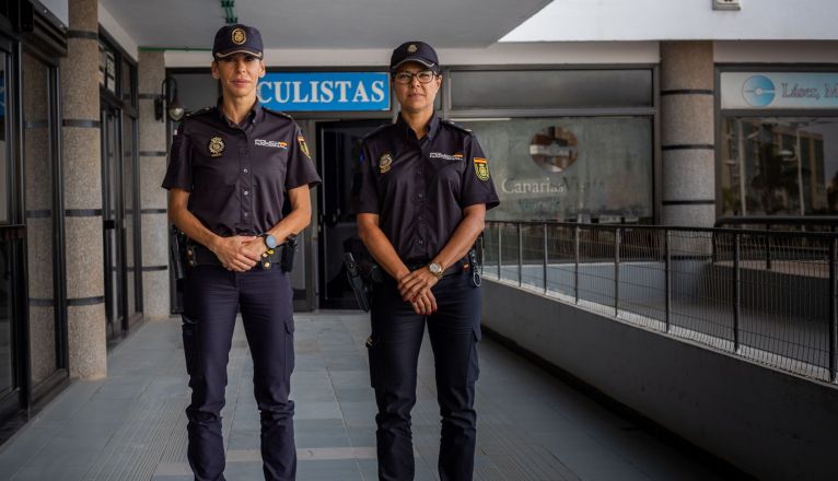 La inspectora de la Policía Nacional, María Mayordomo (i) y la agente Sandra Sánchez (d), durante la entrevista concedida a La Voz. Foto: Andrea Domínguez Torres. La inspectora de la Policía Nacional, María Mayordomo (i) y la agente Sandra Sánchez (d), durante la entrevista concedida a La Voz. Foto: Andrea Domínguez Torres.