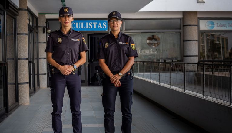 La inspectora de la Policía Nacional, María Mayordomo (i) y la agente Sandra Sánchez (d), durante la entrevista concedida a La Voz. Foto: Andrea Domínguez Torres.